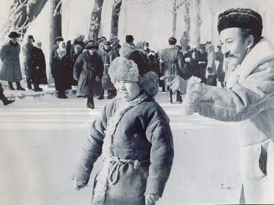 Режиссёр Абдулла Карсакпаев репетирует с актёром Болат Калымбетовым (1967)