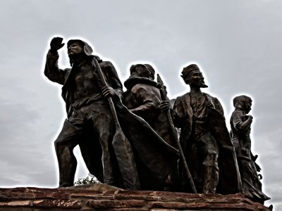 «Великое безумие пчёл». Памятник героям романа «Кровь и пот» (фото С. Косманева)