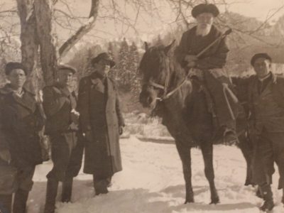 Съемки на натуре. В шляпе - М.Бегалин. На лошади - Ш.Айманов