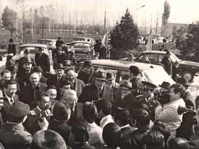 А. Байузаков снимает встречу Д. А. Кунаева с общественностью.